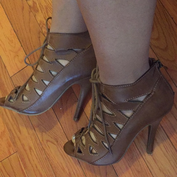 Like new cute heels - Picture 2 of 3